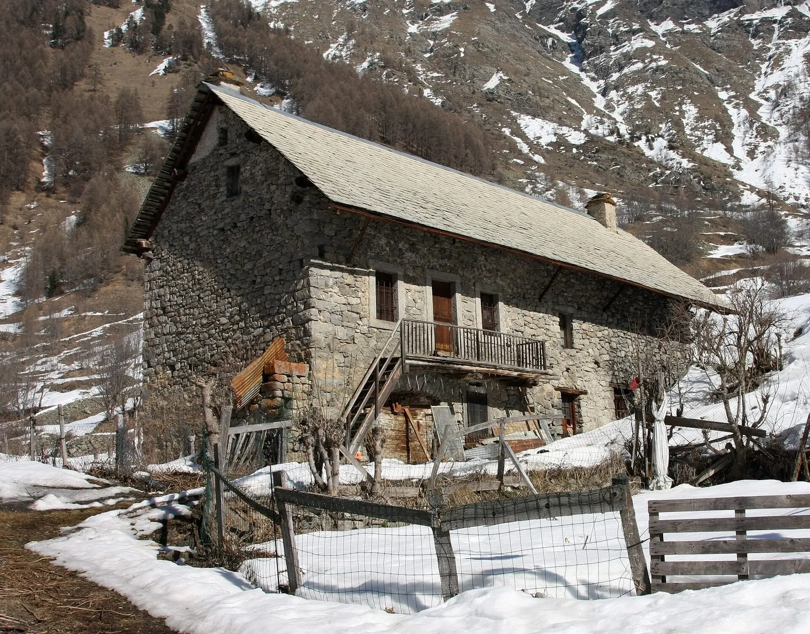 Vieille maison en pierre sous la neige à Prapic, dans les Hautes-Alpes